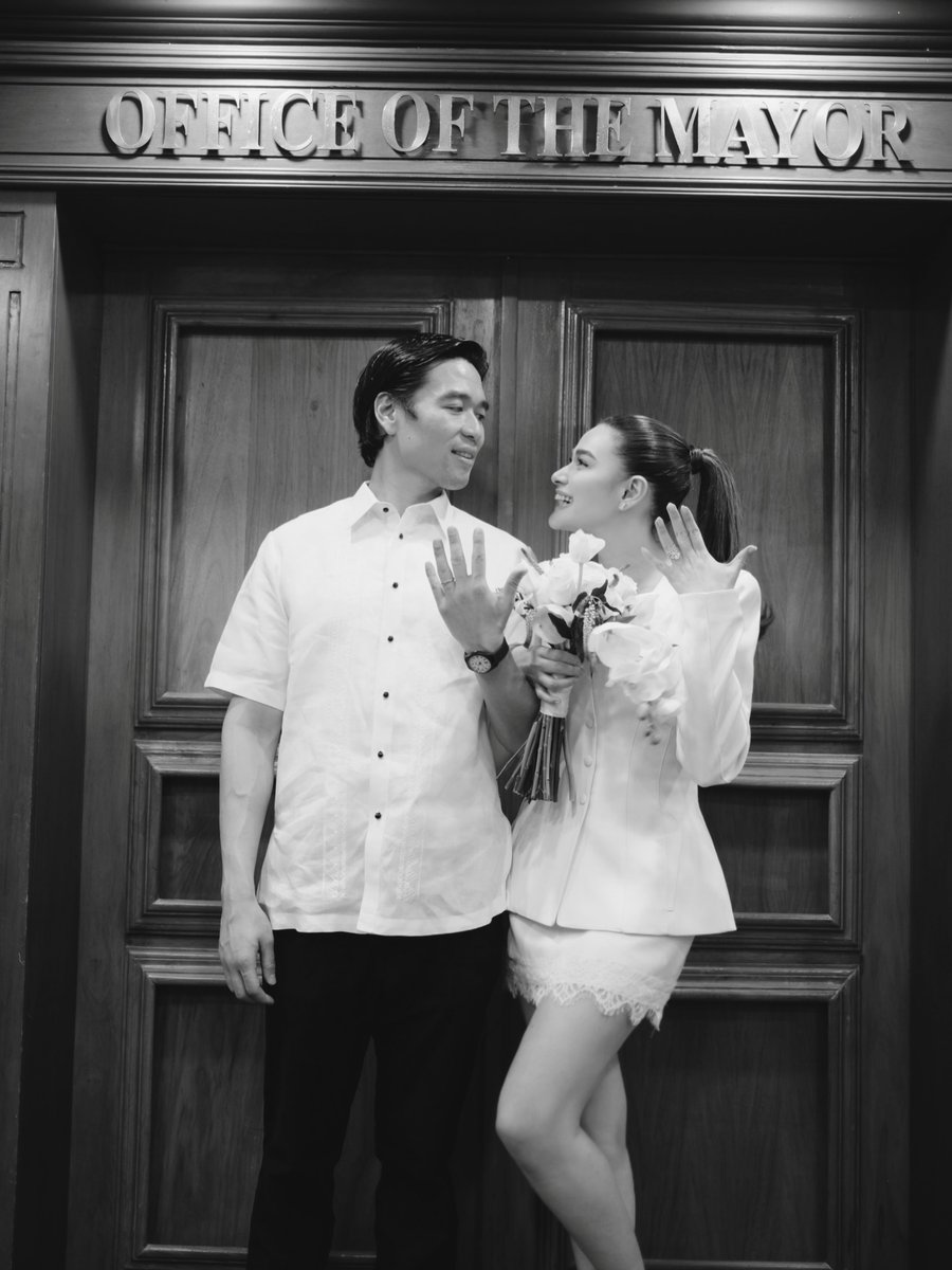 gmanetwork's tweet photo. Bea Alonzo just dropped her and Vincent Co's wedding photos! 💒 

Congratulations, newly weds. 💕 

📷 beaalonzo / Instagram https://t.co/8cfNnwC7Cq