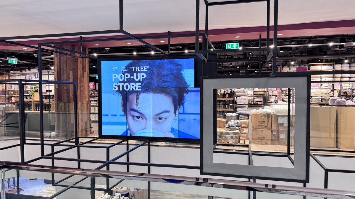 Nancy_PK_'s tweet photo. จอตรงร้าน MUJI 

 #SiamDiscoveryxJAYB
#jayb 💚🌊 https://t.co/69NIOJQpKj