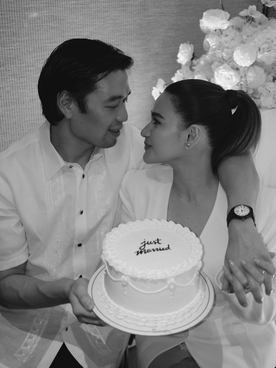 gmanetwork's tweet photo. Bea Alonzo just dropped her and Vincent Co's wedding photos! 💒 

Congratulations, newly weds. 💕 

📷 beaalonzo / Instagram https://t.co/8cfNnwC7Cq