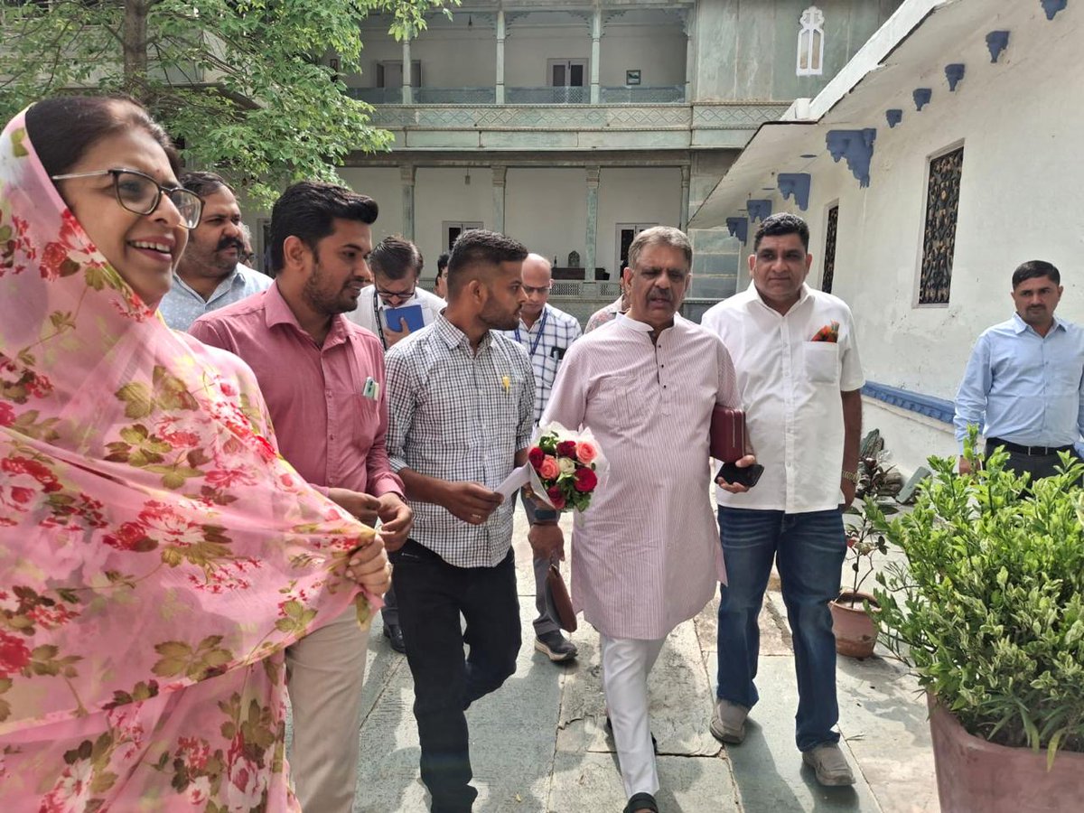 ViNeetRaNa05's tweet photo. *डूंगरपुर दौरे के दौरान चिकित्सा मंत्री जी से मिली सकारात्मक खबर*

पैरामेडिकल-नर्सिंग अभ्यर्थियों ने ज्ञापन देकर अपनी मांग रखी।
मंत्री जी ने स्पष्ट कहा कि *आगामी भर्ती मेरिट + बोनस आधार पर ही होगी*।
ये बात उन्होंने पहले भी कई बार दोहराई है।

@GajendraKhimsar
@RajPara2026 https://t.co/2LjekeZSqt