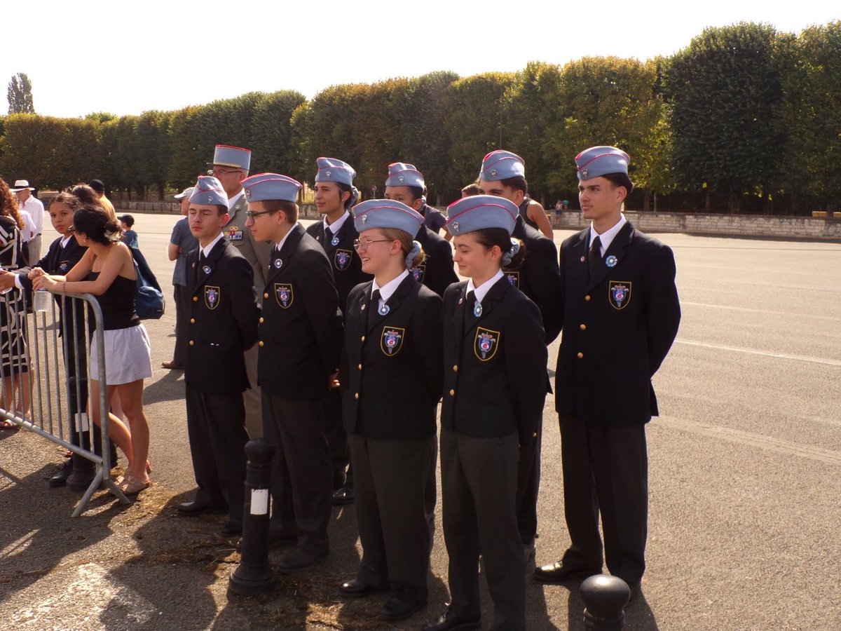 886s_mm's tweet photo. Notre drapeau porté par Jacky Bertin, le président Marc Pérez et une délégation représentaient notre section lors du défilé du 14 juillet https://t.co/RdOW35ZT7u