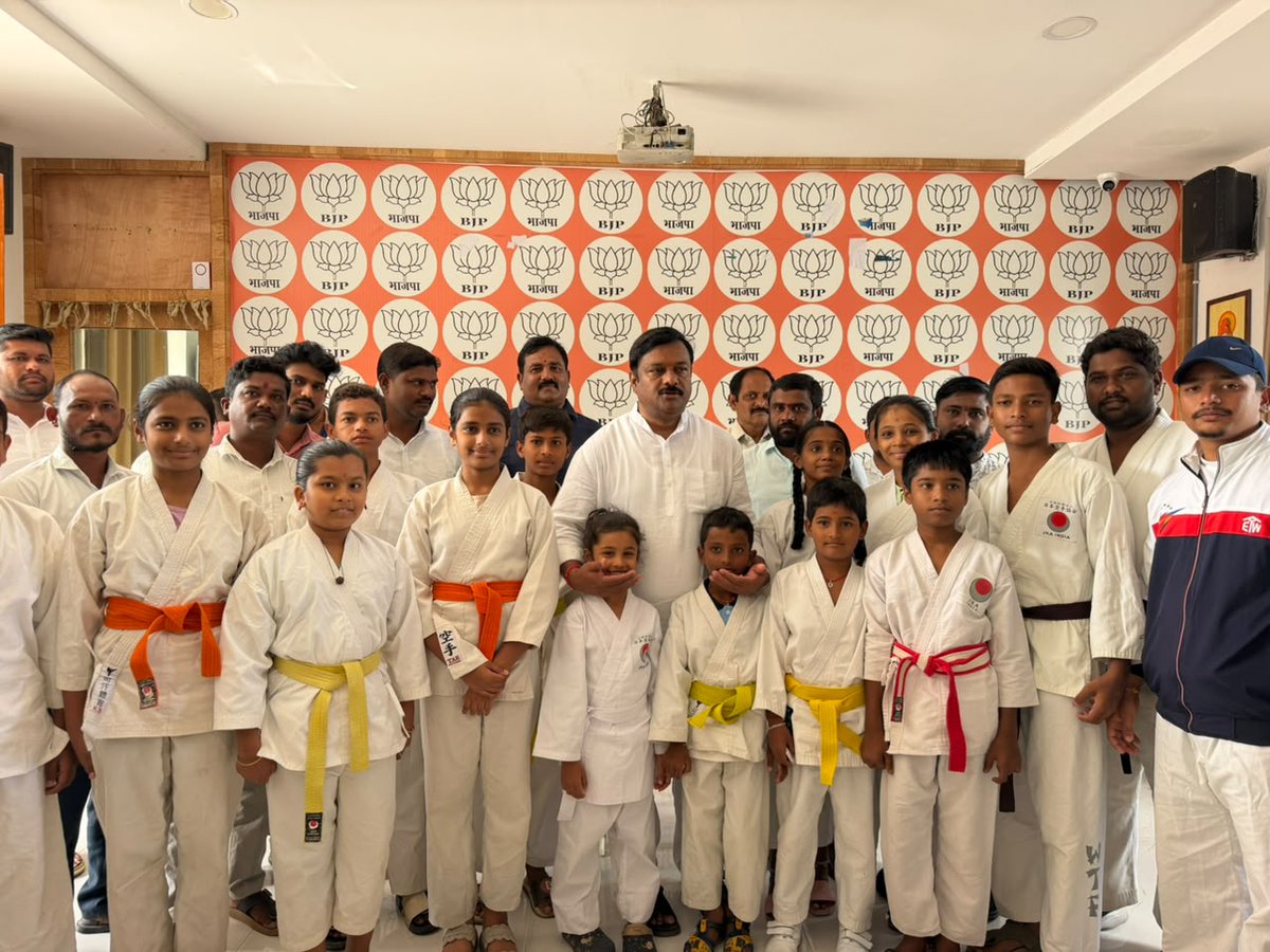maheshreddy_bjp's tweet photo. హైదరాబాద్ గచ్చిబౌలి ఇండోర్ స్టేడియంలో జే.ఆర్. ఇంటర్నేషనల్ కరాటే అకాడమీ ఆధ్వర్యంలో ఏప్రిల్ 26న నిర్వహించిన గిన్నిస్ వరల్డ్ రికార్డ్ అటెంప్ట్‌లో పాల్గొని ప్రతిభ చాటిన నిర్మల్ జిల్లాకు చెందిన 16 మంది విద్యార్థులను, వారి కోచ్‌ను, తల్లిదండ్రులను కలిసి హృదయపూర్వకంగా అభినందించాను.

నిర్మల్ విద్యార్థులు గిన్నిస్ వరల్డ్ రికార్డ్ అటెంప్ట్ సర్టిఫికెట్లు, మెడల్స్ అందుకోవడం జిల్లాకు గర్వకారణం. వారి కృషి, క్రమశిక్షణ, ప్రతిభ మరెందరికో స్ఫూర్తిగా నిలవాలని ఆకాంక్షిస్తున్నాను.
#Nirmal