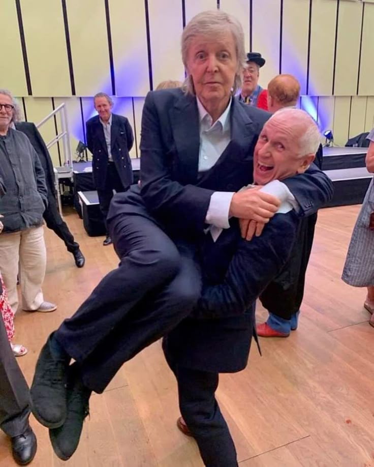 beatletwt's tweet photo. you're too old for that paul🤣🤣🤣🤣 silly boy🤣🤣🤣 https://t.co/pea5IRcmYi