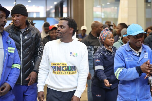 Gallo_Editorial's tweet photo. 🗞️Lukhona Mnguni Seek Answers From Pikitup On Ongoing Service Delivery Failures
👉https://t.co/AYCQ9s6uqP
🗣️ @LukhonaMnguni @CleanerJoburg
📸 OJ Koloti https://t.co/UJqVqPi1FO