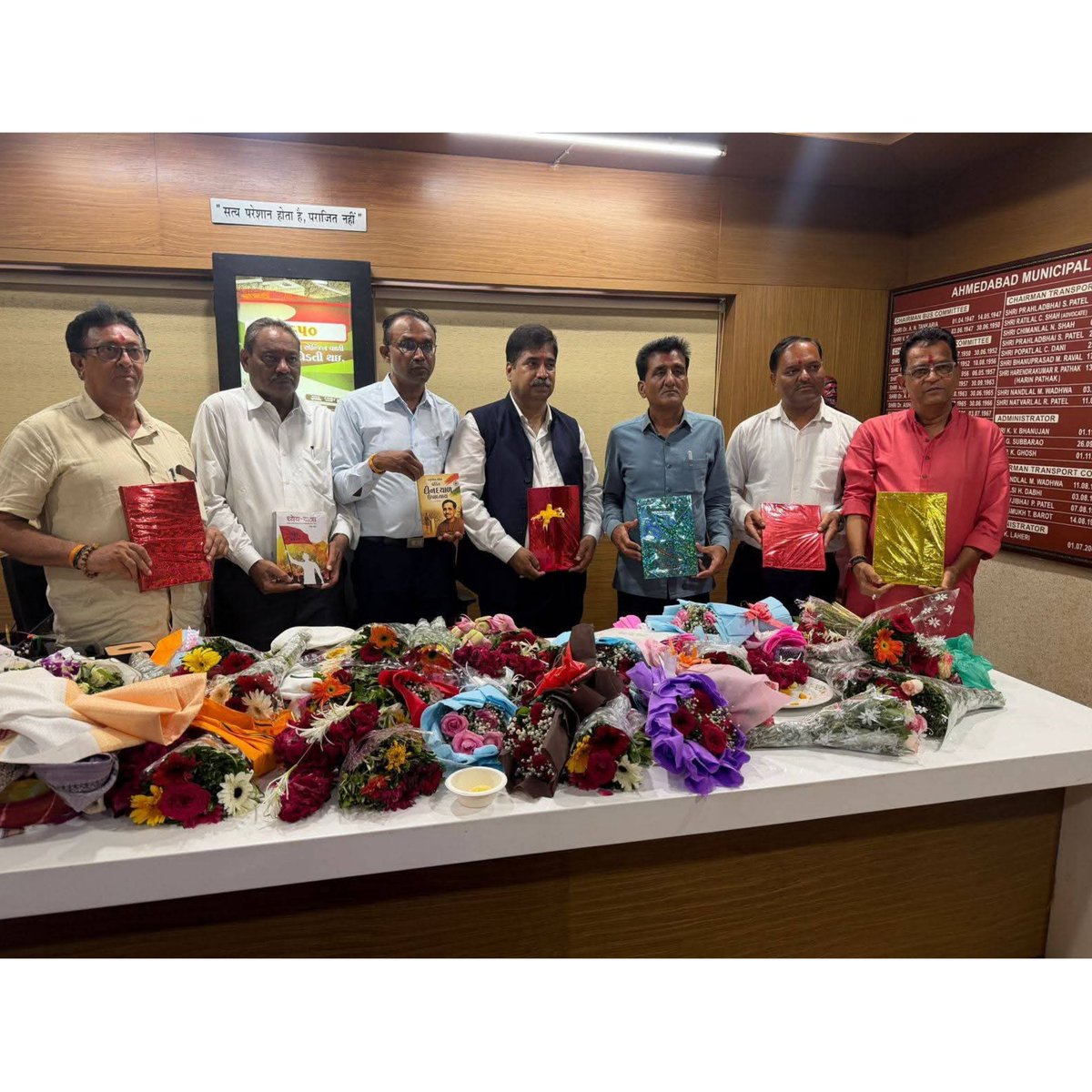 BjpSc1868's tweet photo. તા.૩૦/૬/૨૦૨૬ ના રોજ અમદાવાદ મ્યુનિસિપલ ટ્રાન્સપોર્ટ સર્વિસ��ા ચેરમેન તરીકે શ્રી પરાગભાઈ નાઈક તથા કર્ણાવતી મહાનગર અનુસૂચિત મોરચા કે અધ્યક્ષ શ્રી ઉમંગભાઈ સરવૈયા જી એ AMTS સભ્ય ના રૂપ માં પદગ્રહણ કર્યું. https://t.co/usYGF1aIhf