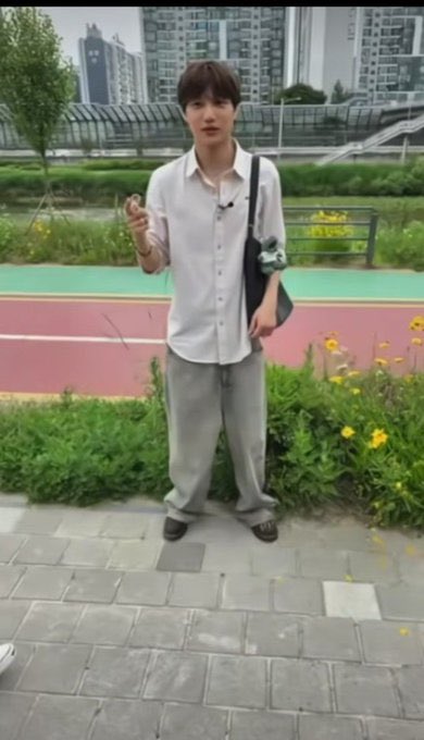 earlboyang's tweet photo. 은석오빠 카이선배님사진은이지랄로찍어놓고 본인셀카도개못찍는데 여친사진만개존예인생짤생성해놓는거ㅈㄴ어이없누 https://t.co/FLLHNAt4Y1