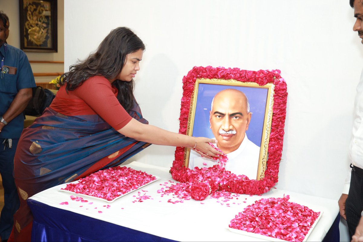 Keerthana4VNR's tweet photo. கல்விக் கண்திறந்த கர்மவீரர் பெருந்தலைவர் காமராஜர் அவர்களின் பிறந்தநாளில் புகழ் வணக்கம்!

எளிமை, நேர்மை, தன்னலமற்ற சேவை, கல்வியின் முக்கியத்துவம் ஆகிய உயரிய பண்புகளால் தமிழ்நாட்டின் வரலாற்றில் அழியாத தடம் பதித்த கர்மவீரர் பெருந்தலைவர் காமராஜர் அவர்களின் பிறந்தநாளில் அவருக்கு எனது பணிவான புகழ் வணக்கத்தைத் தெரிவித்துக் கொள்கிறேன்.

அவர் காட்டிய மக்கள் சேவையின் பாதையையும், கல்வி வளர்ச்சிக்கான அர்ப்பணிப்பையும் என்றும் போற்றுவோம்....