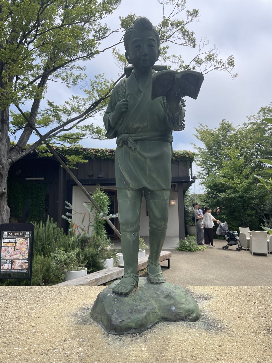 梅雨もあけない水曜日！ 二宮金次郎も暑いって🥵
