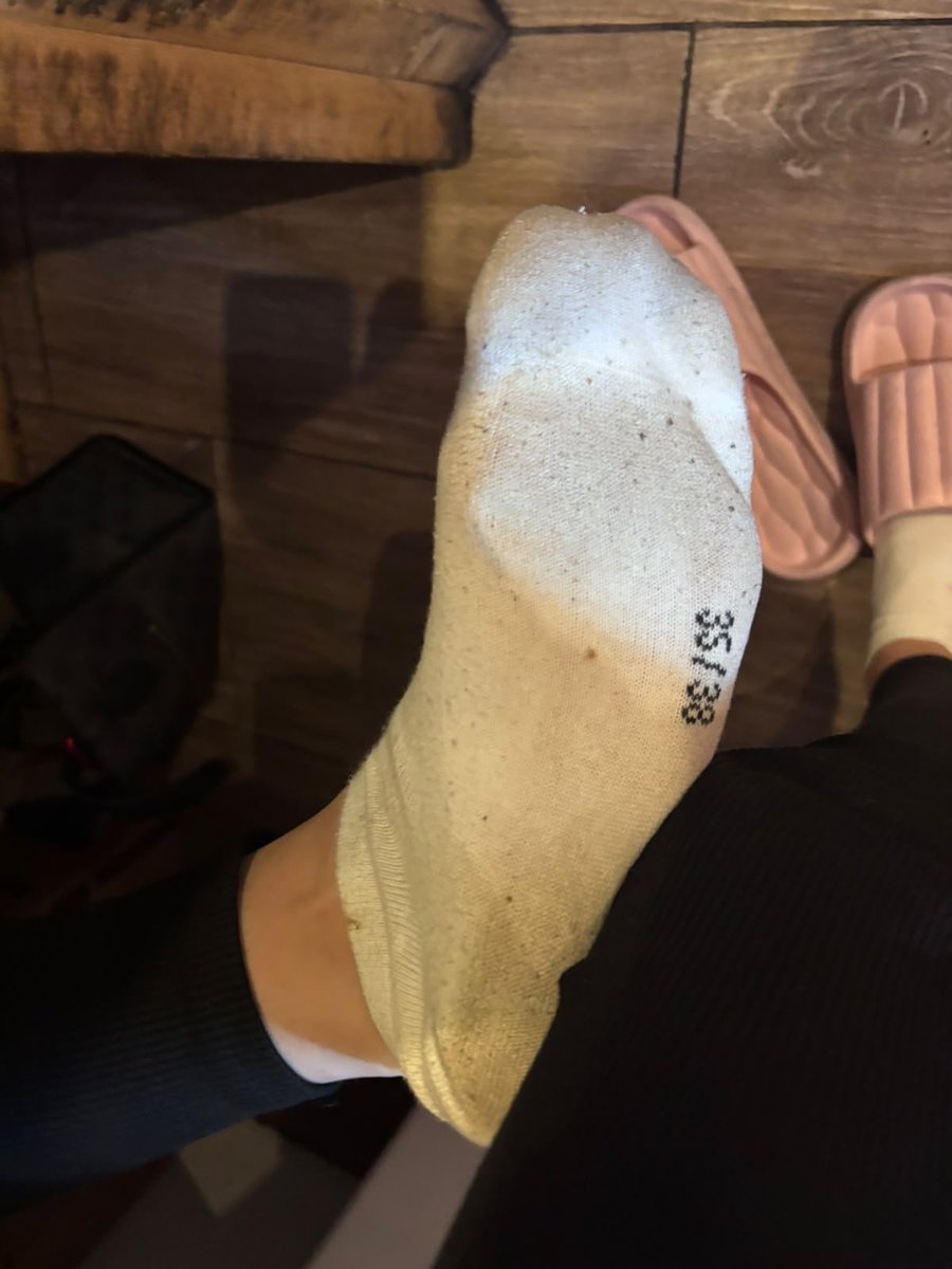 Adgi333's tweet photo. Widzicie te skarpetki? Czemu nie są białe płacicie za ten błąd #findom #blik #pies #uległy #frajer #kodzik https://t.co/a6rofrzp47