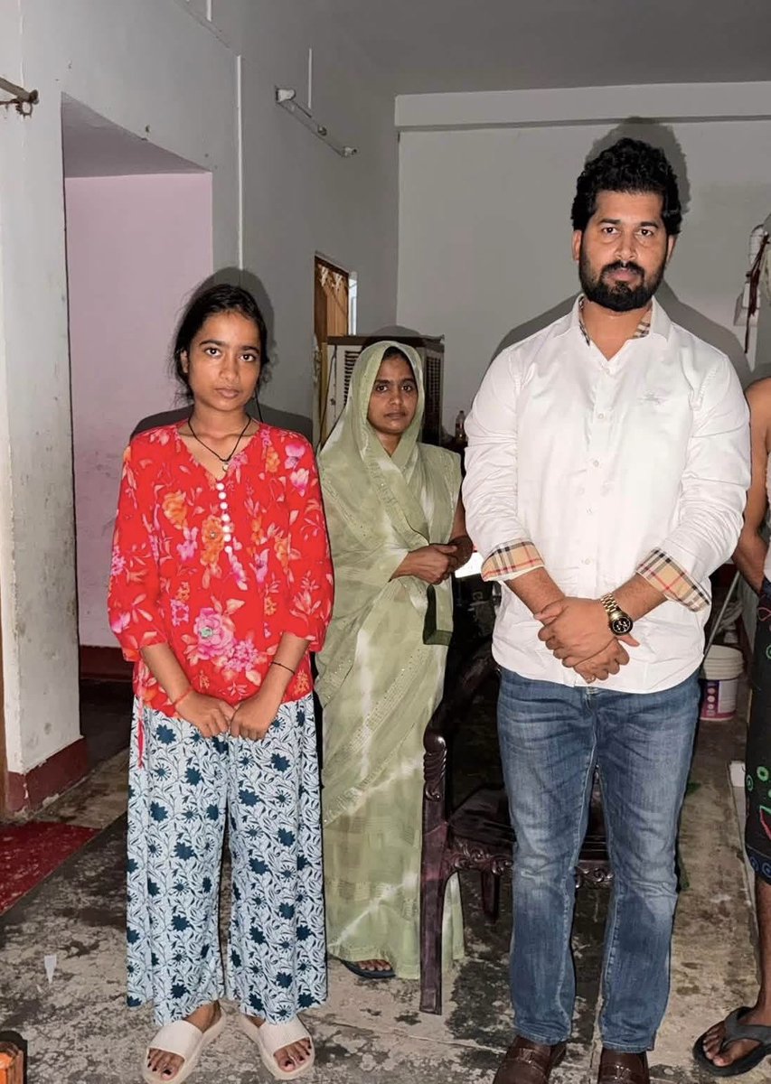 NARAYANFDN's tweet photo. अकबरपुर के सिझौली निवासी श्री राकेश कुमार प्रजापति जी का हाल ही में कैंसर जैसी दुखद बीमारी से निधन होने का समाचार मिलने पर शोकाकुल परिवार से मिलकर नारायण फाउंडेशन के संरक्षक विवेक मौर्य जी ने अपनी संवेदनाएं व्यक्त कीं। 

विवेक मौर्य ने बहन नंदिनी की शिक्षा की ज़िम्मेदारी ली । https://t.co/tVCOHe8LxN