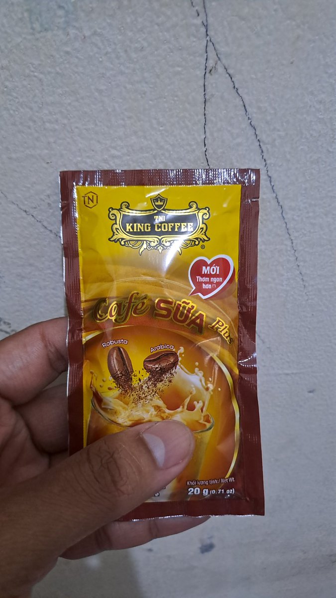 kick_n_rusuh's tweet photo. #intermeso Jauh-jauh datang dari negaranya Lรช Cรดng Vinh.
Sudah membayangkan bakal ketemu cita rasa yang luar biasa, ya kaaan,
"kopi saset Vietnam nih Boss!"
Giliran diseduh...
"Lah, ini mah Indocafe Coffeemix."
๐คฃ๐ญ https://t.co/ZPMgkMw5o5