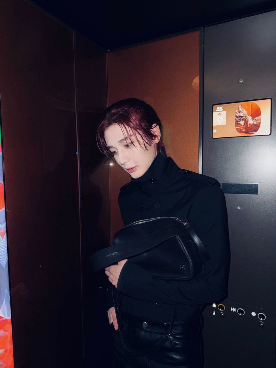 donghyhn's tweet photo. @sideiconic Kim Leehan + Dewandra Nabhanyu + 20 October 2004. 

Jadi OOTD favorit soalnya keren abis dan foto di Paris Prancis (Manbun Leehan). 

@sunghapbin @kimminjip @sangho @Lbeehan  @woonagifun  @suvngho  @nantaesan  (makasih guys). https://t.co/eYuAnKKFf8