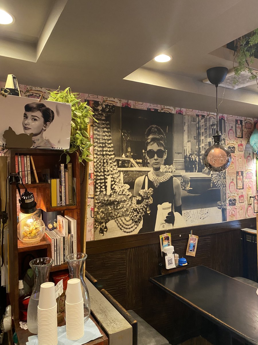 baycity_map's tweet photo. あいみょん聖地巡礼
ヘンゼルカフェ(テイクアウト)
フォトブースで写真撮って貰えたしトイレのサインも教えて貰えった。あいみょんフェイス欲しい。チーズケーキはなかった。 https://t.co/XNV7WgcUOL