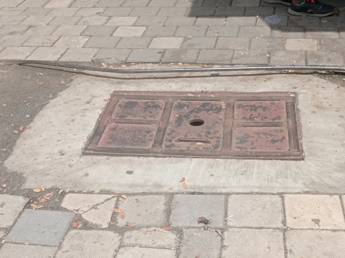 krish30777's tweet photo. @mybmcWardA  On Mahapalika Road this Water Pipeline is above footpath level is dangerous to pedestrians who passing thru, yesterday have noticed a senior citizen's leg struck and almost fell.
Kindly attend.
Landmark : Exactly Opp. Footpath of Cama Hospital. https://t.co/8wjfxToDU2