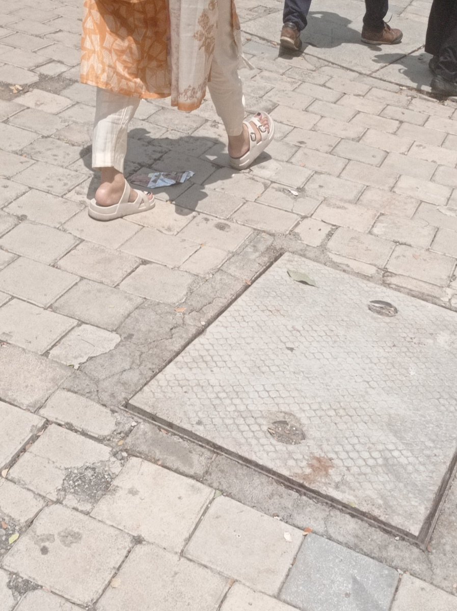 krish30777's tweet photo. @mybmcWardA  On Mahapalika Road this Water Pipeline is above footpath level is dangerous to pedestrians who passing thru, yesterday have noticed a senior citizen's leg struck and almost fell.
Kindly attend.
Landmark : Exactly Opp. Footpath of Cama Hospital. https://t.co/8wjfxToDU2