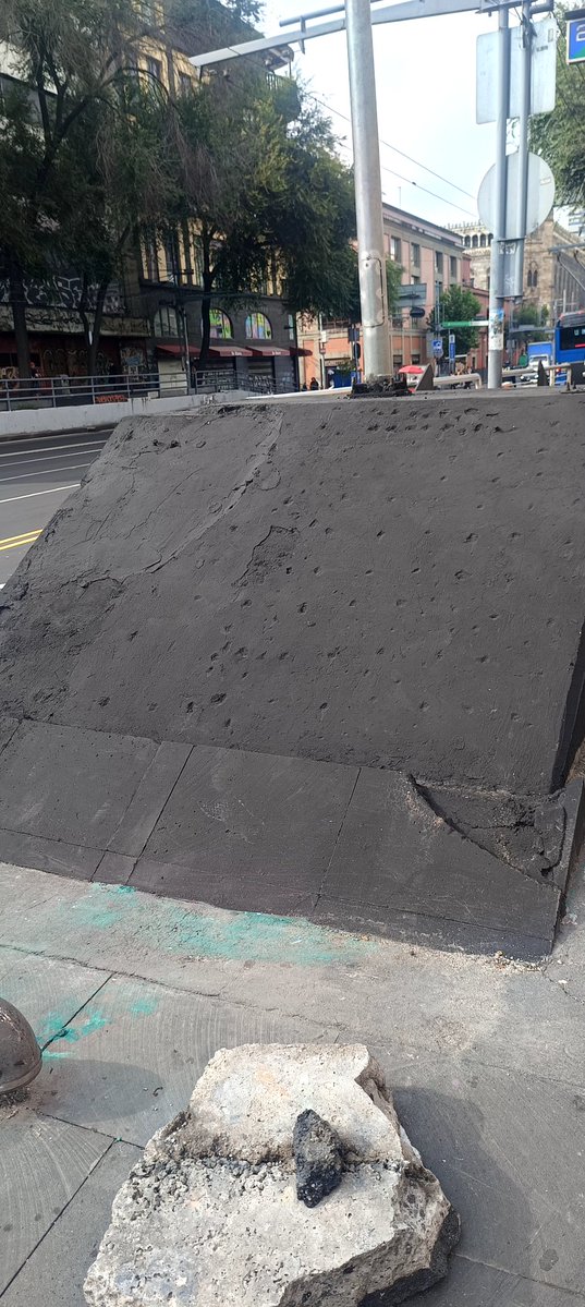 felixepi's tweet photo. @ClaraBrugadaM @Claudiashein @MetroCDMX @LaSEMOVI Muy bien Clarita, y cuando terminan la estacion bellas artes de la línea 8, los accesos sobre eje central quedaron de risa, mira rompieron y solo pusieron pintura negra, devras eso estaba en el.contrato, faltan luminarias para resaltar los murales y las escaleras eléctricas. https://t.co/UUGUozj9i5