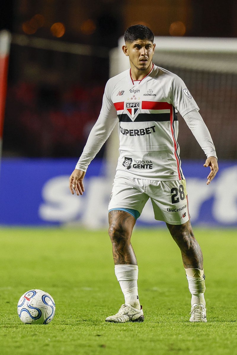 SaoPauloFC's tweet photo. O São Paulo FC comunica o empréstimo do zagueiro Alan Franco ao Tigres, do México. O acordo é válido por um ano, com possibilidade de prorrogação por mais seis meses.

O jogador argentino chegou ao Tricolor em 2023, disputou 154 jogos e foi campeão da Copa do Brasil (2023) e da Supercopa Rei (2024).

Alan Franco tem contrato com o São Paulo até 31 de dezembro de 2028.