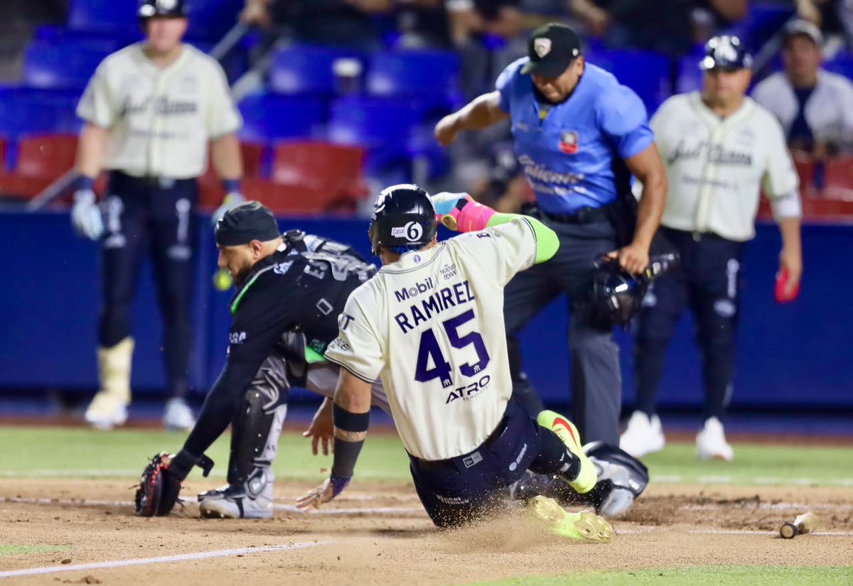 SultanesOficial's tweet photo. ¡Harold jugándose todo por la primera carrera! 🇨🇴🇨🇴

¡Vamos los Sultanes! https://t.co/eq8sDfJR7I