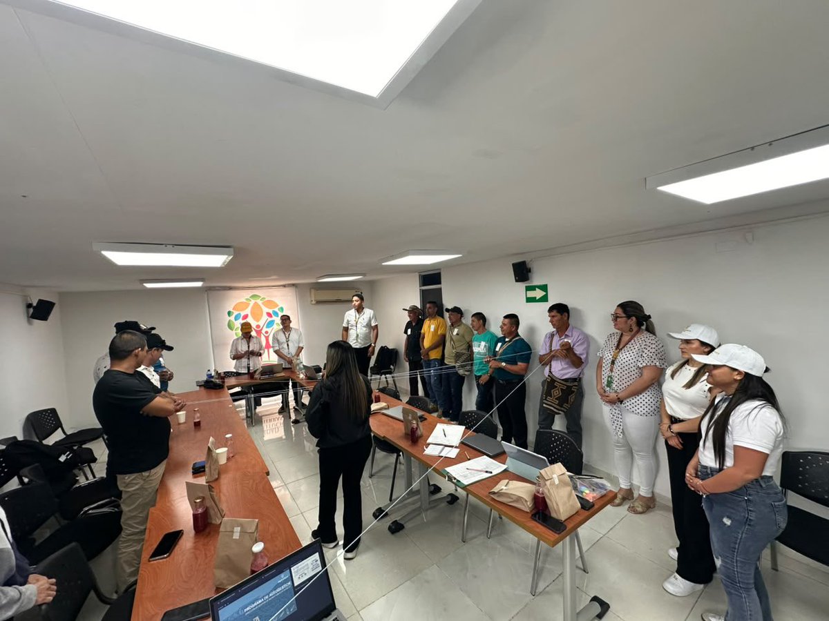 URestitucion's tweet photo. 👉🏼La #URT a través del coordinador del grupo fondo de nivel central, socializó en Norte de Santander la estrategia Autogestión de Vivienda del @MinAgricultura con 15 familias beneficiarias de una sentencia de restitución de #Ocaña, proferida en 2018.

Gracias a la gestión del Gobierno Nacional, hoy avanza el cumplimiento de esta orden judicial, que no había sido ejecutada en su componente de vivienda, permitiendo a las familias construir sus hogares con recursos del Estado. 

¡Con dignidad cumplimos! 🇨🇴🫱🏼‍🫲🏽