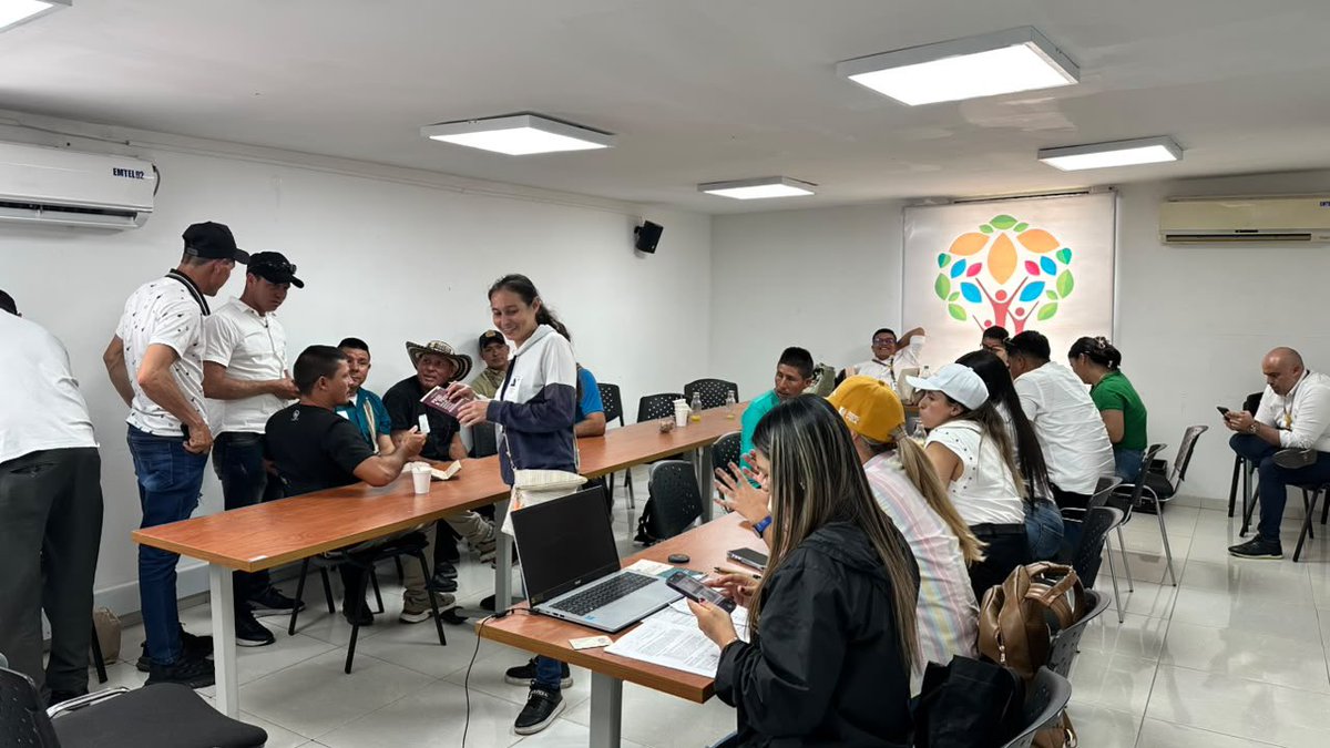 URestitucion's tweet photo. 👉🏼La #URT a través del coordinador del grupo fondo de nivel central, socializó en Norte de Santander la estrategia Autogestión de Vivienda del @MinAgricultura con 15 familias beneficiarias de una sentencia de restitución de #Ocaña, proferida en 2018.

Gracias a la gestión del Gobierno Nacional, hoy avanza el cumplimiento de esta orden judicial, que no había sido ejecutada en su componente de vivienda, permitiendo a las familias construir sus hogares con recursos del Estado. 

¡Con dignidad cumplimos! 🇨🇴🫱🏼‍🫲🏽