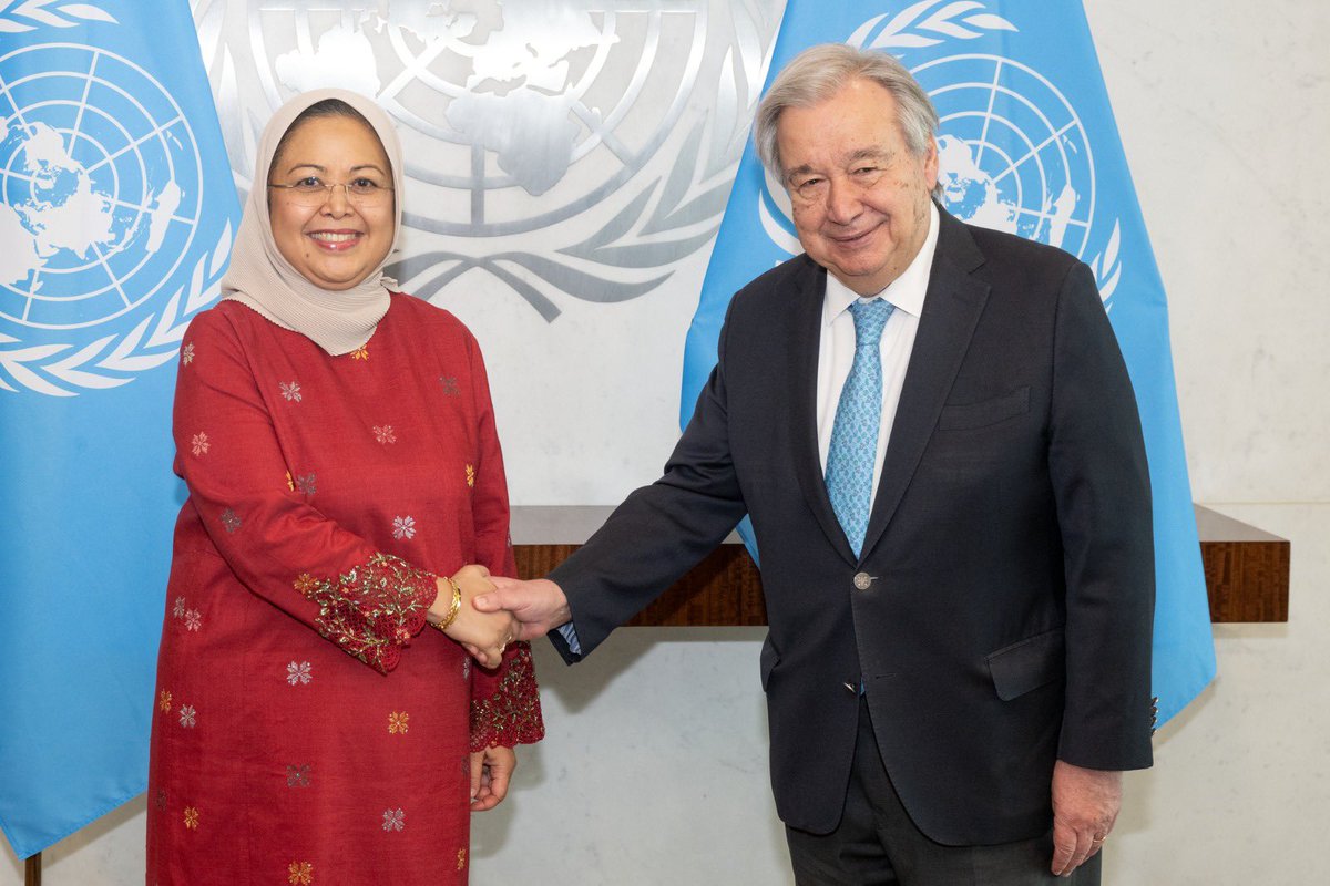 MYNewYorkUN1's tweet photo. The new Permanent Representative of 🇲🇾 to the UN 🇺🇳, H.E. Dato’ Nadzirah Osman presented her credentials to UN Secretary-General H.E. António Guterres today. 

A historic milestone for Malaysia as the first woman to hold the post in New York.

📸 @UN_Photo https://t.co/y3JvkdHmtF