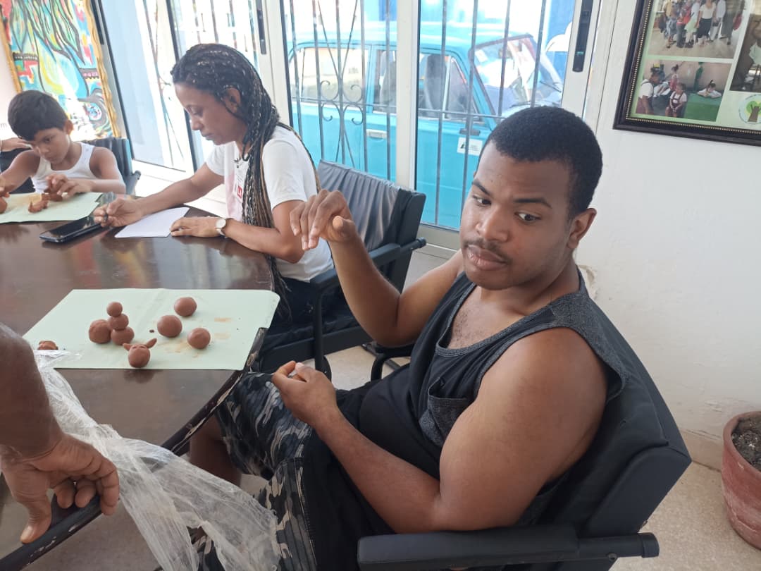 ACPDI_Cuba's tweet photo. La #ACPDI Playa continúa el trabajo con niños y jóvenes 😊, se crean alianzas con más actores de la comunidad, en este caso con el ISA.  Las artes siempre vinculadas a nuestro trabajo, hoy en nuestra sede nacional se efectúa como cada martes del verano el
🌟Taller de Cerámica🌟 https://t.co/HRLIiyqMUj