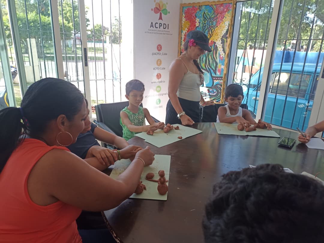 ACPDI_Cuba's tweet photo. La #ACPDI Playa continúa el trabajo con niños y jóvenes 😊, se crean alianzas con más actores de la comunidad, en este caso con el ISA.  Las artes siempre vinculadas a nuestro trabajo, hoy en nuestra sede nacional se efectúa como cada martes del verano el
🌟Taller de Cerámica🌟 https://t.co/HRLIiyqMUj