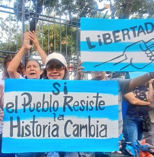 MonicaBritoRC's tweet photo. El objetivo común que nos convoca a la UNIDAD es Guayaquil. Por su dignidad y por la vida de su pueblo no se pueden anteponer los intereses personales de nadie por encima del interés colectivo.

Preocupan demasiado las figuras que rodean a la ab. Luzárraga, de quien he admirado su discurso y su accionar en defensa de los Derechos Humanos. 

Cuando decides entrar en la política, los escenarios son múltiples y deben leerse desde todas las perspectivas, desde lo particular a lo general, desde lo privado hacia lo público, desde lo individual a lo colectivo.

Lo de hoy, en el escenario político electoral, ratifica que no sólo hay que hablar de unidad para derrotar al enemigo en común que tenemos los guayaquileños. Hay que sentir y vivir el llamado a la unidad desde el dolor que nos causa el ensañamiento de la dictadura de Noboa contra nuestra ciudad y su Alcalde.

El partido Socialista y la Revolución Ciudadana establecen acuerdos en el marco de su estructura como instrumento político y el peso electoral que cada uno puede aportar. Es claro hacia donde se va inclinar la balanza. 

No hay tiempo para egos, lo he dicho desde el principio y no es posible la unidad con quienes han hecho todo por destruirnos como Revolución Ciudadana. Si de verdad le importa la ciudad a la ab. Luzárraga, debería asumir la primera concejalía con la humildad y el honor que esta representación ostenta para cualquier político de trayectoria y más aún para un político que inicia su carrera. Desde allí se puede construir camino para el futuro político al que cualquiera tiene derecho a aspirar. 

Ella decía que no iba a ser candidata chimbadora, fueron sus palabras textuales en una entrevista. La RC tiene un porcentaje de votos duros que nadie puede discutir, ¿se comprende eso?. Es la razón por la que #AquilesAlvarez está secuestrado por la dictadura de Noboa, porque su excelente gestión administrando la ciudad y el respaldo de la RC lo hacen el candidato más opcionado a la reelección. 

Es decir, Noboa impide participar en elecciones a la Alcaldía de Guayaquil al candidato con la mayor opción de ganar con el partido de oposición RC5, organización a la que también se impide participar en la contienda electoral por la alta probabilidad de captar votación. No obstante, ante este adverso escenario de persecución la RC, con partido prestado, ya tiene un nombre para la alcaldía, ya sea Molina, Fiorella o quien fuera, se plantea una alianza con los socialistas donde le garantizan una concejalía que la ab. Luzárraga no acepta porque quiere ser candidata a alcaldesa por sobre todas las cosas. Su decisión seguro fraccionará un importante porcentaje de votos que podrían ir al partido de oposición a Noboa con más opciones de dar la pelea por Guayaquil. Si no es EGO, ¿cómo más le podemos llamar a eso?

La persecución a la Revolución Ciudadana, a todos sus liderazgos y aliados importantes como Aquiles Alvarez y RETO33 ha sido despiadada. Tenemos dos presos políticos que viven torturados en la cárcel de El Encuentro. Uno de ellos es AQUILES ALVAREZ, el Alcalde de Guayaquil, que seguro arrasaría en su reelección. Nuestro Alcalde ha enfrentado con valentía a Noboa y su vida está en eminente peligro por no doblegarse y callar ante el poder. No me vengan a decir que la RC y Aquiles no tienen todo el derecho y el peso político, ético y electoral para decidir quien será el candidato o la candidata a la Alcaldía que no represente un riesgo para continuar la ruta de Guayaquil hacia el desarrollo con equidad y dignidad.

Saquen sus propias conclusiones.

#GuayaquilEsResistencia 

@MashiRafael 
@RC5Oficial 
@RetoEc 
@GabrielaEsPais
@Rauli_Chavez
@SofiaEspinRC
@FernandCornejoV
@fabianespin