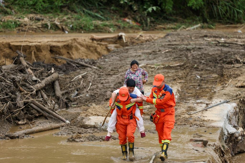 DYongchuan's tweet photo. After torrential rains and flash floods washed away the road, rescue workers carried a stranded villager through the mud—step by step, bringing safety closer.
#RescueInAction #PeopleFirst #TogetherWeStand #HopeAfterTheStorm #FrontlineHeroes https://t.co/xsCT1zvwft
