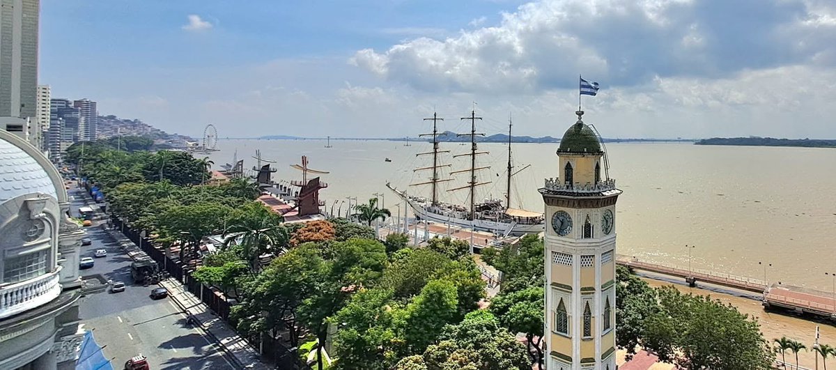 MonicaBritoRC's tweet photo. El objetivo común que nos convoca a la UNIDAD es Guayaquil. Por su dignidad y por la vida de su pueblo no se pueden anteponer los intereses personales de nadie por encima del interés colectivo.

Preocupan demasiado las figuras que rodean a la ab. Luzárraga, de quien he admirado su discurso y su accionar en defensa de los Derechos Humanos. 

Cuando decides entrar en la política, los escenarios son múltiples y deben leerse desde todas las perspectivas, desde lo particular a lo general, desde lo privado hacia lo público, desde lo individual a lo colectivo.

Lo de hoy, en el escenario político electoral, ratifica que no sólo hay que hablar de unidad para derrotar al enemigo en común que tenemos los guayaquileños. Hay que sentir y vivir el llamado a la unidad desde el dolor que nos causa el ensañamiento de la dictadura de Noboa contra nuestra ciudad y su Alcalde.

El partido Socialista y la Revolución Ciudadana establecen acuerdos en el marco de su estructura como instrumento político y el peso electoral que cada uno puede aportar. Es claro hacia donde se va inclinar la balanza. 

No hay tiempo para egos, lo he dicho desde el principio y no es posible la unidad con quienes han hecho todo por destruirnos como Revolución Ciudadana. Si de verdad le importa la ciudad a la ab. Luzárraga, debería asumir la primera concejalía con la humildad y el honor que esta representación ostenta para cualquier político de trayectoria y más aún para un político que inicia su carrera. Desde allí se puede construir camino para el futuro político al que cualquiera tiene derecho a aspirar. 

Ella decía que no iba a ser candidata chimbadora, fueron sus palabras textuales en una entrevista. La RC tiene un porcentaje de votos duros que nadie puede discutir, ¿se comprende eso?. Es la razón por la que #AquilesAlvarez está secuestrado por la dictadura de Noboa, porque su excelente gestión administrando la ciudad y el respaldo de la RC lo hacen el candidato más opcionado a la reelección. 

Es decir, Noboa impide participar en elecciones a la Alcaldía de Guayaquil al candidato con la mayor opción de ganar con el partido de oposición RC5, organización a la que también se impide participar en la contienda electoral por la alta probabilidad de captar votación. No obstante, ante este adverso escenario de persecución la RC, con partido prestado, ya tiene un nombre para la alcaldía, ya sea Molina, Fiorella o quien fuera, se plantea una alianza con los socialistas donde le garantizan una concejalía que la ab. Luzárraga no acepta porque quiere ser candidata a alcaldesa por sobre todas las cosas. Su decisión seguro fraccionará un importante porcentaje de votos que podrían ir al partido de oposición a Noboa con más opciones de dar la pelea por Guayaquil. Si no es EGO, ¿cómo más le podemos llamar a eso?

La persecución a la Revolución Ciudadana, a todos sus liderazgos y aliados importantes como Aquiles Alvarez y RETO33 ha sido despiadada. Tenemos dos presos políticos que viven torturados en la cárcel de El Encuentro. Uno de ellos es AQUILES ALVAREZ, el Alcalde de Guayaquil, que seguro arrasaría en su reelección. Nuestro Alcalde ha enfrentado con valentía a Noboa y su vida está en eminente peligro por no doblegarse y callar ante el poder. No me vengan a decir que la RC y Aquiles no tienen todo el derecho y el peso político, ético y electoral para decidir quien será el candidato o la candidata a la Alcaldía que no represente un riesgo para continuar la ruta de Guayaquil hacia el desarrollo con equidad y dignidad.

Saquen sus propias conclusiones.

#GuayaquilEsResistencia 

@MashiRafael 
@RC5Oficial 
@RetoEc 
@GabrielaEsPais
@Rauli_Chavez
@SofiaEspinRC
@FernandCornejoV
@fabianespin