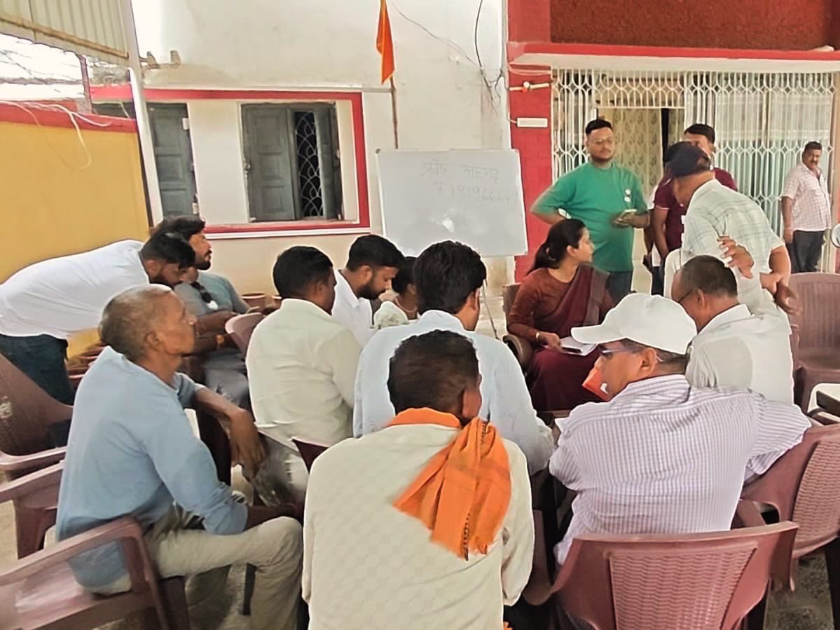 AmbaPrasadINC's tweet photo. आपकी अम्बा, अपनों के बीच।
पतरातु में आयोजित हर मंगलवार के विशेष जनता दरबार में आज क्षेत्र के विभिन्न गांवों से आए सम्मानित ग्रामीणों से मुलाकात की। इस दौरान लोगों ने अपनी कई गंभीर समस्याएं—जैसे ज़मीन से जुड़े मामले, थाना-पुलिस से संबंधित शिकायतें और जिला प्रशासन से जुड़े मुद्दे—सीधे मेरे समक्ष रखे।
जनता की समस्याओं के त्वरित निष्पादन के लिए मैंने मौके से ही फोन के माध्यम से संबंधित अधिकारियों से बात की और मामले का अविलंब न्यायसंगत समाधान करने को कहा।
हमारा प्रयास स्पष्ट है—दफ्तरों के चक्कर काटती जनता को राहत मिले और हर व्यक्ति को उसका अधिकार सम्मान के साथ प्राप्त हो।

#पतरातु #जनता_दरबार #जनसुनवाई #झारखंड