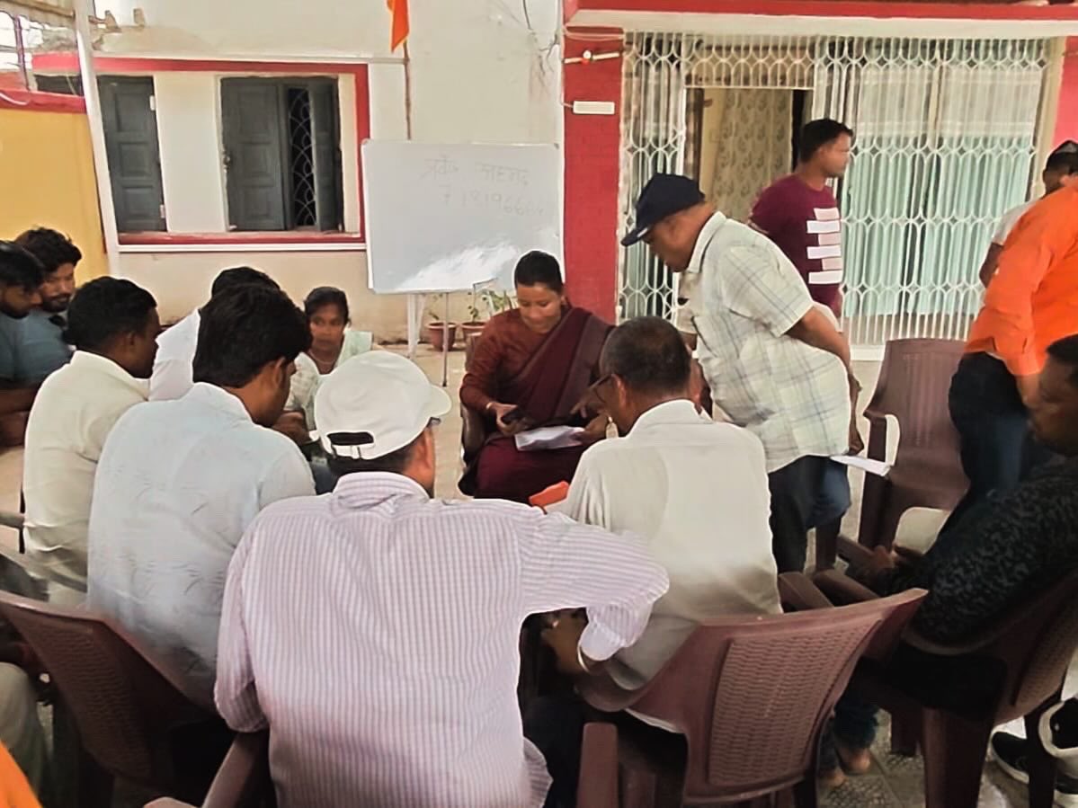 AmbaPrasadINC's tweet photo. आपकी अम्बा, अपनों के बीच।
पतरातु में आयोजित हर मंगलवार के विशेष जनता दरबार में आज क्षेत्र के विभिन्न गांवों से आए सम्मानित ग्रामीणों से मुलाकात की। इस दौरान लोगों ने अपनी कई गंभीर समस्याएं—जैसे ज़मीन से जुड़े मामले, थाना-पुलिस से संबंधित शिकायतें और जिला प्रशासन से जुड़े मुद्दे—सीधे मेरे समक्ष रखे।
जनता की समस्याओं के त्वरित निष्पादन के लिए मैंने मौके से ही फोन के माध्यम से संबंधित अधिकारियों से बात की और मामले का अविलंब न्यायसंगत समाधान करने को कहा।
हमारा प्रयास स्पष्ट है—दफ्तरों के चक्कर काटती जनता को राहत मिले और हर व्यक्ति को उसका अधिकार सम्मान के साथ प्राप्त हो।

#पतरातु #जनता_दरबार #जनसुनवाई #झारखंड