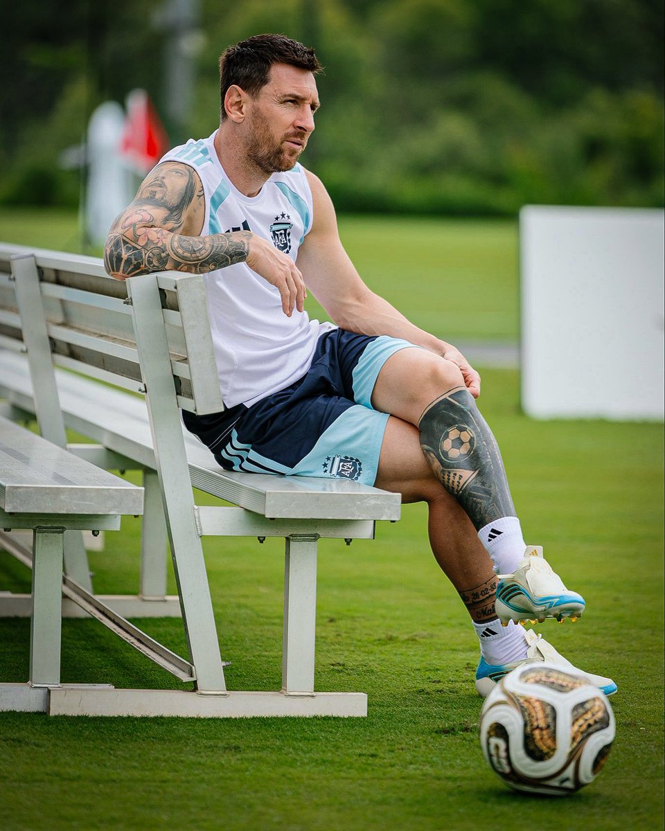 solrizzo's tweet photo. Yo antes del partido / Messi (que lo juega) antes del partido https://t.co/HQ0KaIgdrX