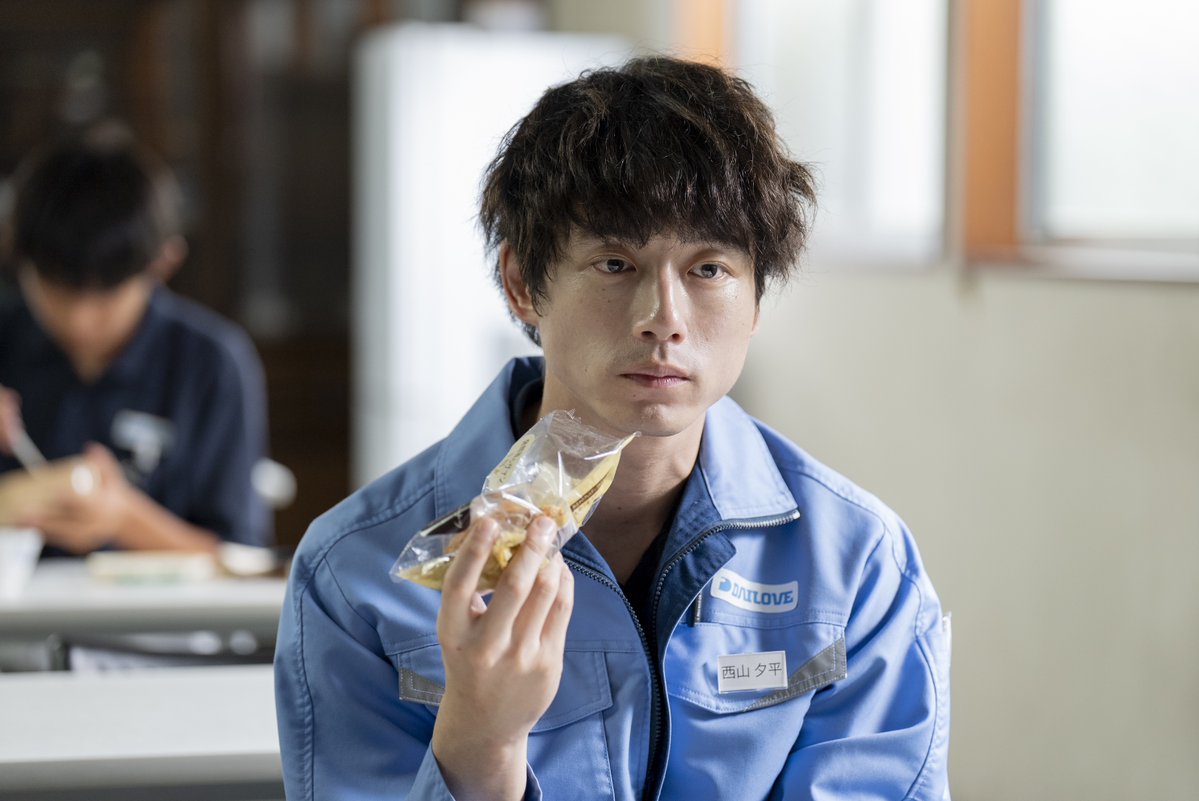 watashiramovie's tweet photo. 孤独で切なくも、どこか愛おしい

#坂口健太郎 演じる
主人公・西山夕平の日常を切り取った
【場面写真解禁】

ゴム手袋工場で契約社員として働きながら、東京の片隅で静かに一人きりの日々を送る28歳。
そんな彼の唯一の楽しみは、週に一度 馴染みのパン屋で買う”高級食パン”だったが…。

食パンをきっかけに紗月（#堀田真由）との距離が縮まり「家族の温もり」を知る夕平。

狂おしいほどに幸せの形を追い求め、愛する人を殺めてしまう――繊細さと危うさを併せ持つ難役に挑んだ坂口健太郎の新たな一面にもご注目を。

#映画私知ら🎬8.28 (金) 全国公開