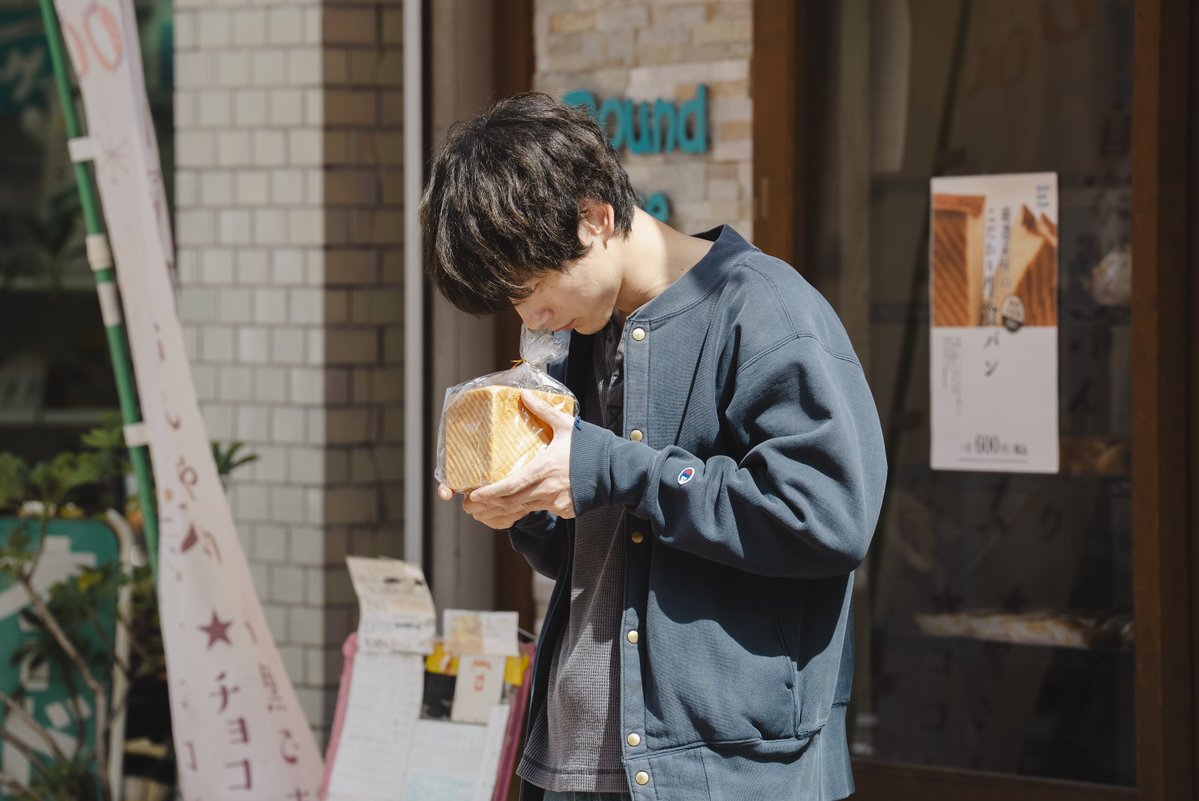watashiramovie's tweet photo. 孤独で切なくも、どこか愛おしい

#坂口健太郎 演じる
主人公・西山夕平の日常を切り取った
【場面写真解禁】

ゴム手袋工場で契約社員として働きながら、東京の片隅で静かに一人きりの日々を送る28歳。
そんな彼の唯一の楽しみは、週に一度 馴染みのパン屋で買う”高級食パン”だったが…。

食パンをきっかけに紗月（#堀田真由）との距離が縮まり「家族の温もり」を知る夕平。

狂おしいほどに幸せの形を追い求め、愛する人を殺めてしまう――繊細さと危うさを併せ持つ難役に挑んだ坂口健太郎の新たな一面にもご注目を。

#映画私知ら🎬8.28 (金) 全国公開
