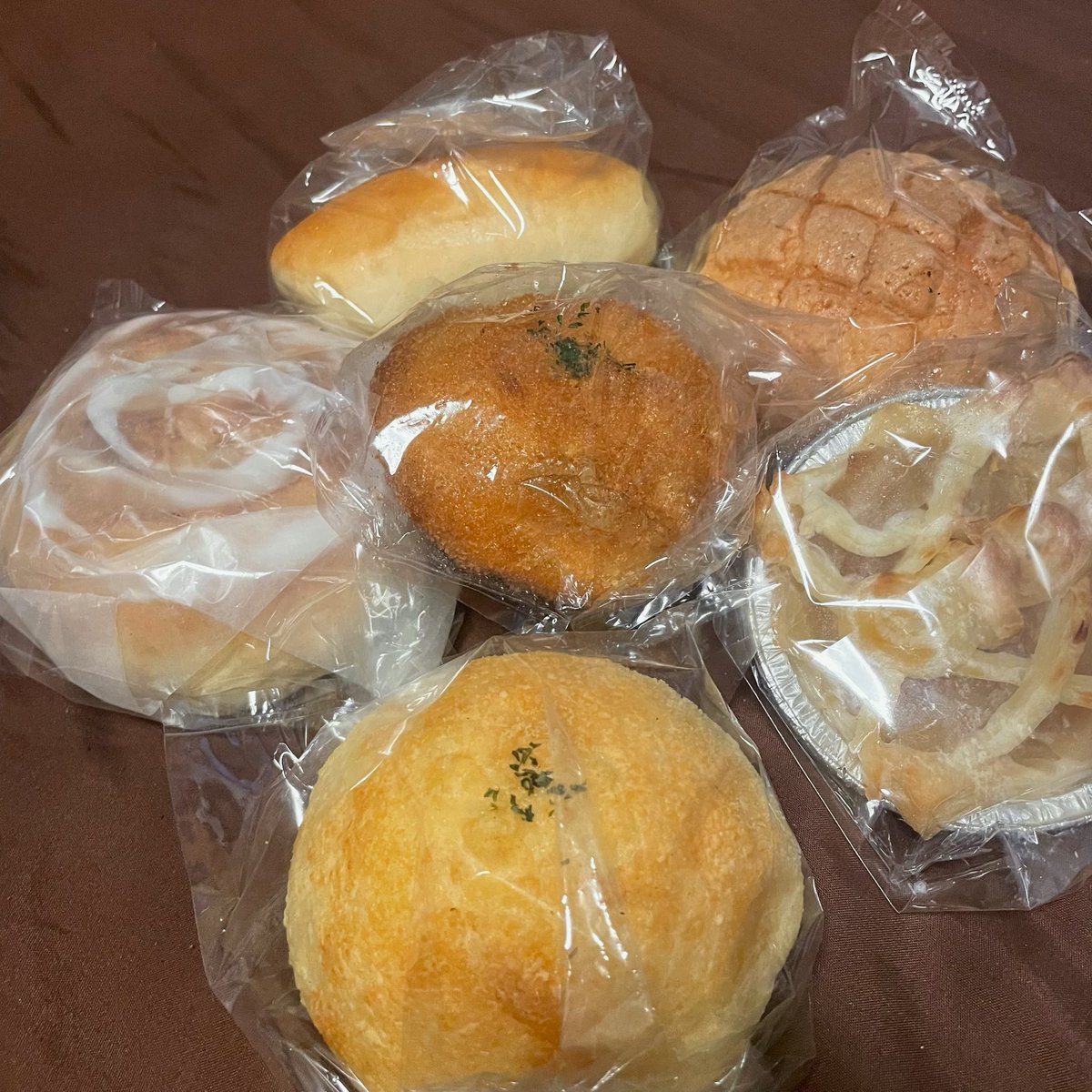 en294u's tweet photo. ルシャンボランさんで
パンいっぱい買ってきた🫶

今日はパンと麺と米を奔放に食べるんや🔥🔥🔥 https://t.co/yiubT05gSp