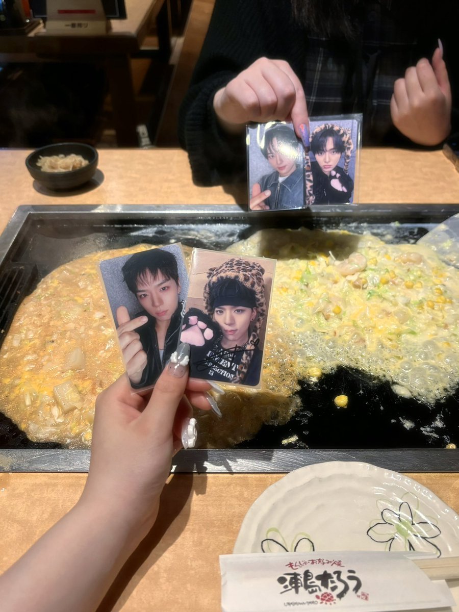 moon__1129's tweet photo. 夜は連番してくれたFFちゃんと、ヌエラがメメワンのペンミ後に行ってたもんじゃ屋さんに行ってきたよ👨🏻‍🍳❕
定員さんもやさしかったしもんじゃもめっちゃ美味しかった＞𐋣＜💖 https://t.co/xYYsU989Tm