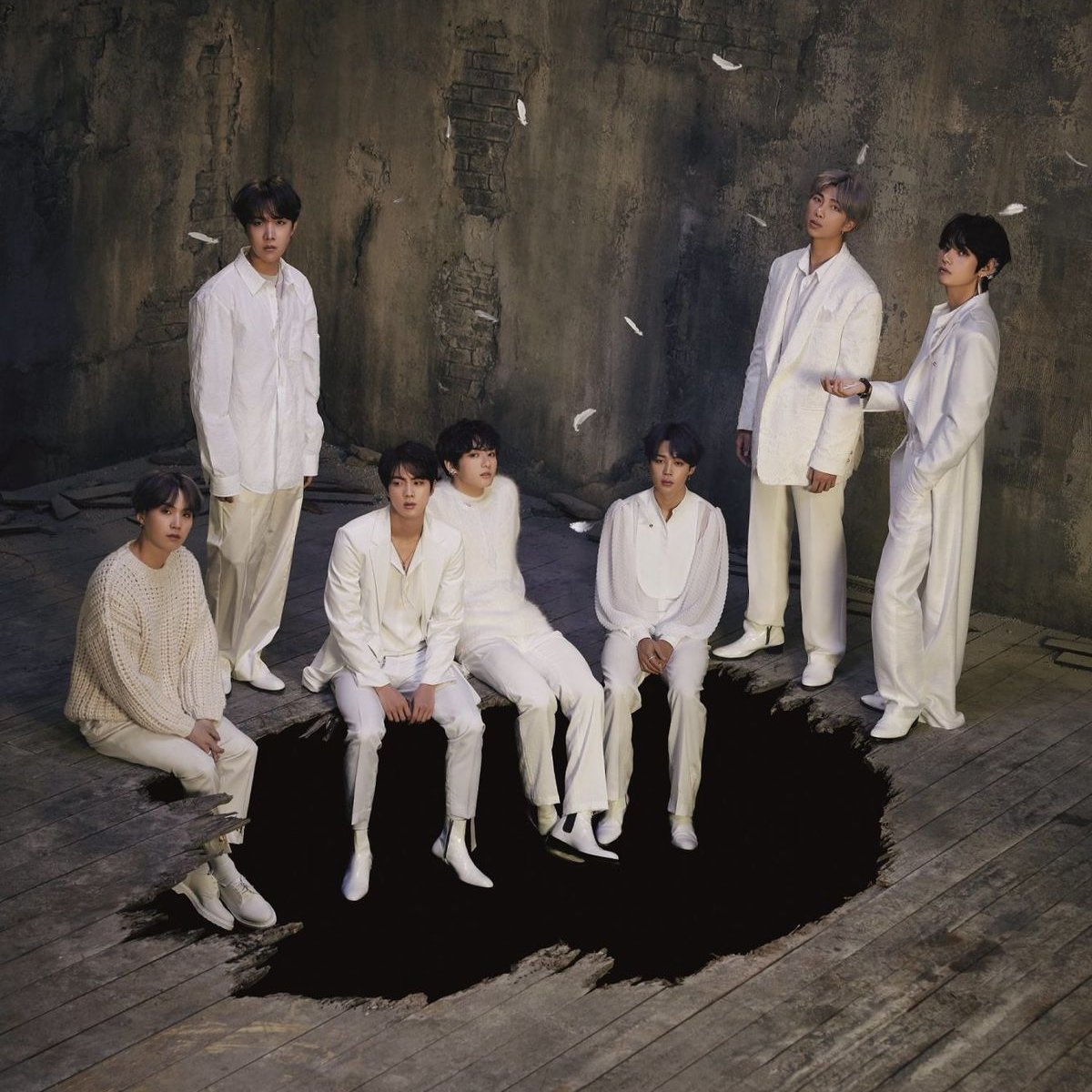 Chikasaritik7's tweet photo. 📊| #BTS's "Louder Than Bombs" has re- entered to Top 50 at #48 (+10) on the Worldwide iTunes Song Charts, for the first time since 2023! 🌎

CONGRATULATIONS BTS https://t.co/KNR3uYKTnk
