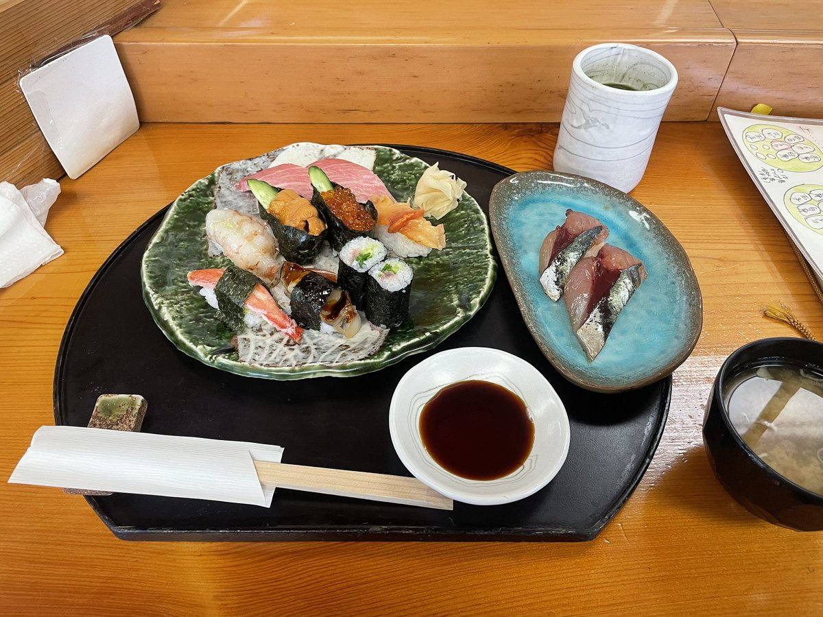 ingashoumetsu's tweet photo. 行こうとしてたラーメン屋が定休日でやけくそ寿司 https://t.co/vf7zABjwjF