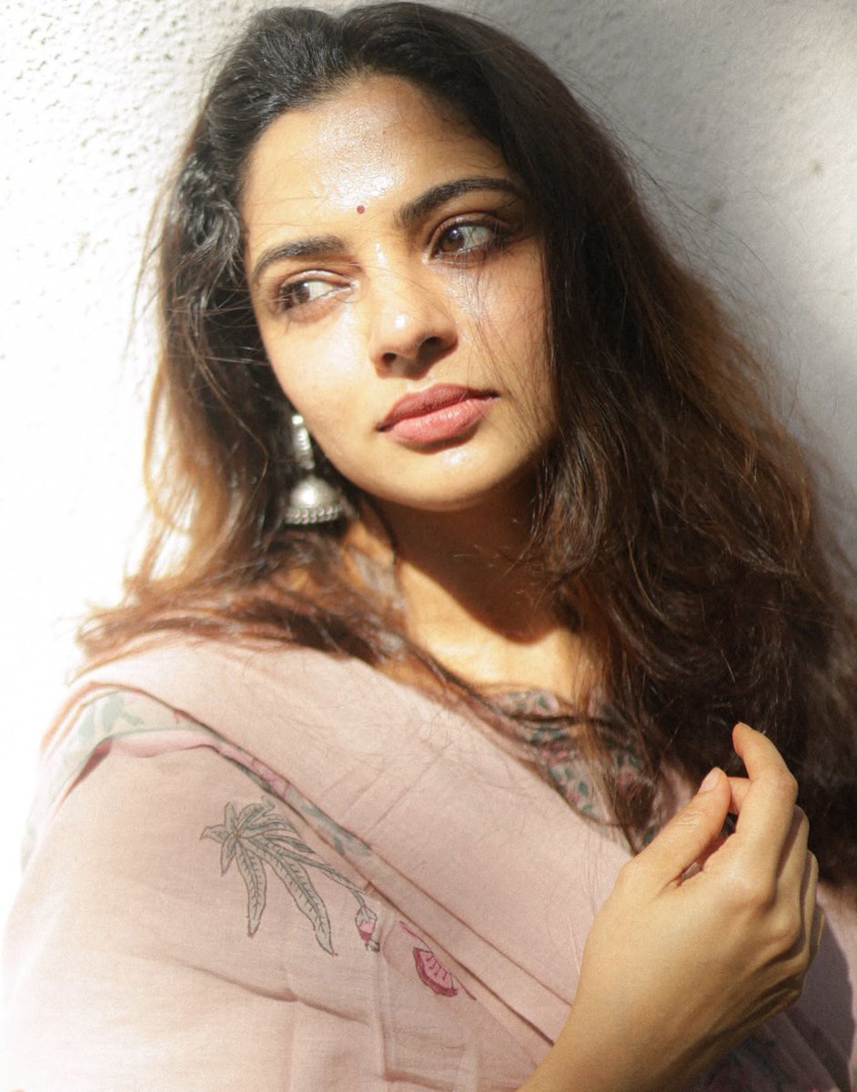 KollywoodCinima's tweet photo. Nikhila Vimal 🩷 Grace, charm, radiant smile, and effortless elegance brighten every appearance beautifully always. @Nikhilavimal1 https://t.co/XlOiEC28cY