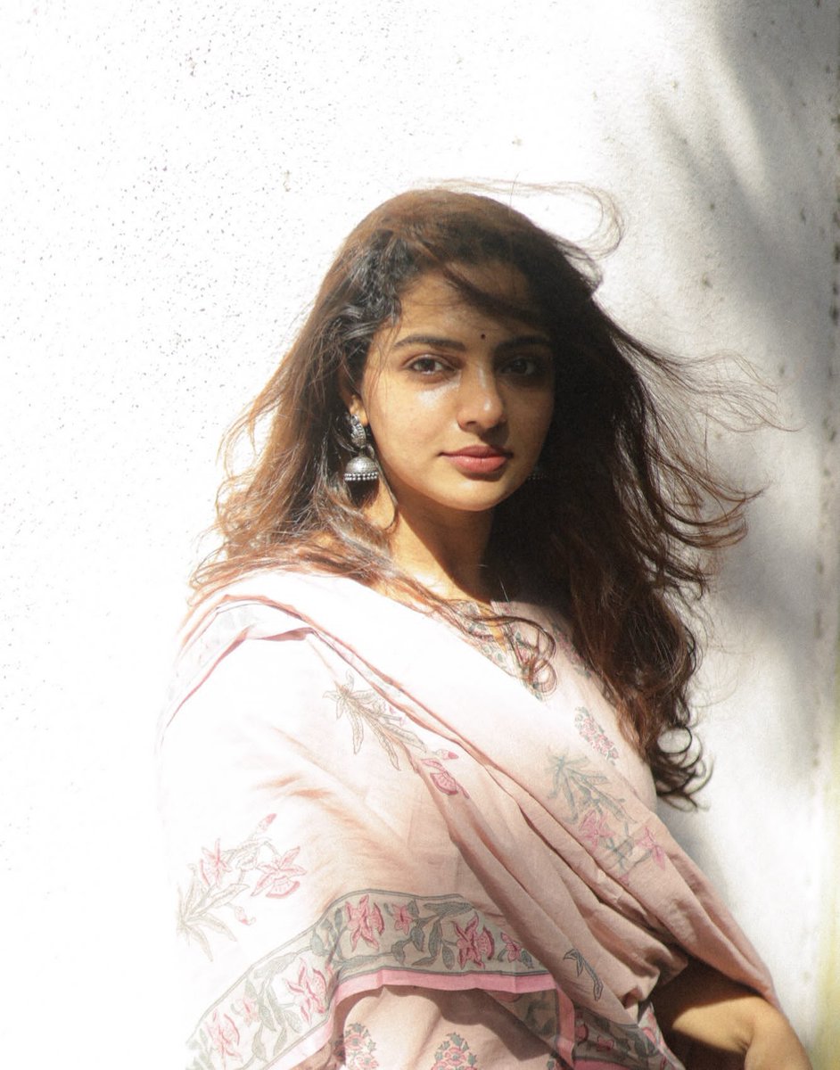 KollywoodCinima's tweet photo. Nikhila Vimal 🩷 Grace, charm, radiant smile, and effortless elegance brighten every appearance beautifully always. @Nikhilavimal1 https://t.co/XlOiEC28cY