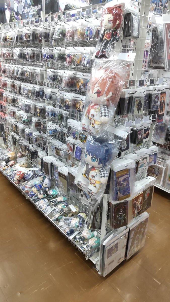 KBOOKS643496's tweet photo. 【コーナー紹介】
#ツイステッドワンダーランド
コーナー展開しております！

缶バッジ、小物類の他、
裏側にはなりますが、紙媒体も
同コーナーにて展開しております。
※画像2 ぬいの右横あたりです。

関連グッズ 買取も募集中です！
https://t.co/V4AvTnmbQN

#kbooks 秋葉原本館 #ツイステ https://t.co/ea7hYQEzFW