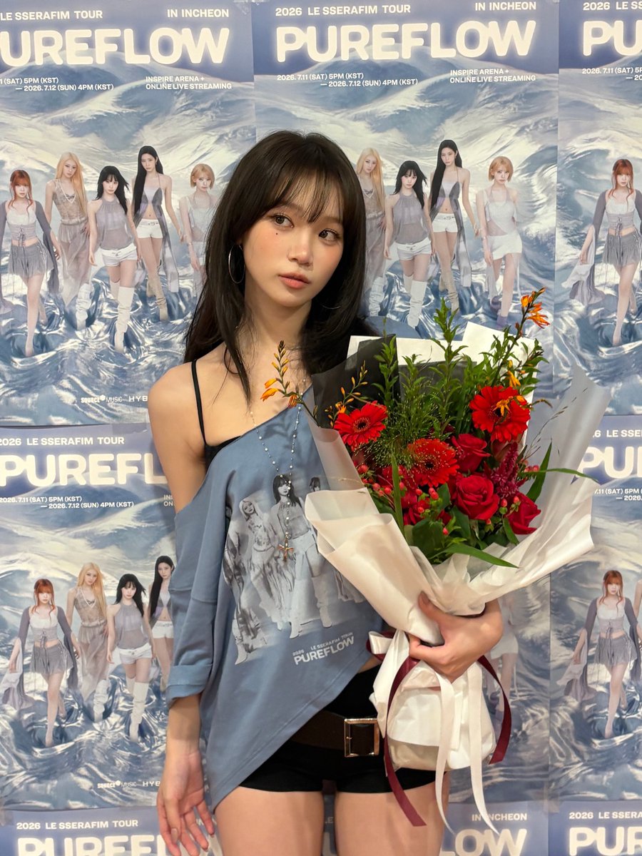 sserapics's tweet photo. SHE’S SO PRETTY WITH FLOWERS https://t.co/Q0cEz8vsFK