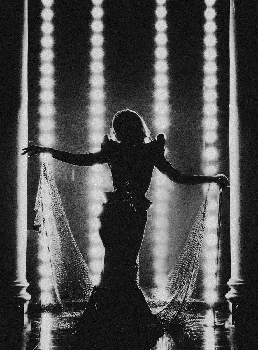 blackdarkgaga's tweet photo. SHAPE OF A WOMAN ✨ https://t.co/UfJuJNBV1i