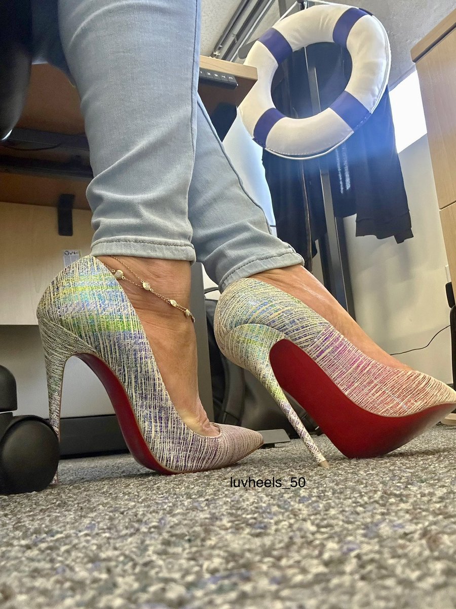 luv_heels's tweet photo. #luvshoes #highheels #heels #louboutin #officeheels #tuesdayshoesday #officelife #jeans #tuesdayvibes https://t.co/G1gA5ztGu6