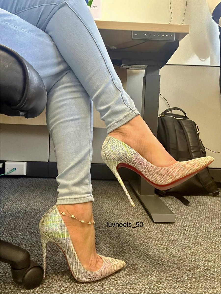 luv_heels's tweet photo. #luvshoes #highheels #heels #louboutin #officeheels #tuesdayshoesday #officelife #jeans #tuesdayvibes https://t.co/G1gA5ztGu6
