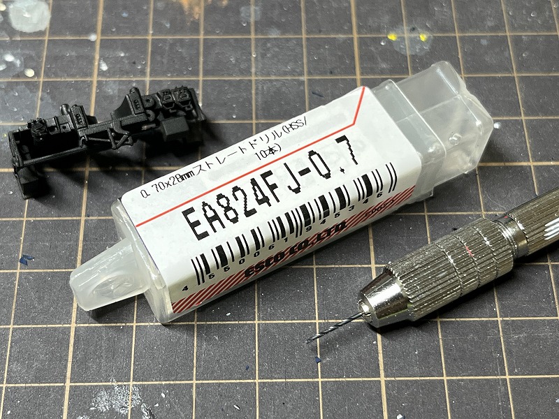 aragane_railway's tweet photo. φ0.7でそれぞれの凹み部分を深めに穴あけ。
アドラーズネストさんのφ0.65リード線を3cm程度で切って、車体側のパーツ(ジャンパ栓？)に接着。

続いて、リード線の長さを調整し、形を整えながら車端パーツ側に差し込んで完成です。
接着しちゃうと外せなくなるので、この辺りはそれぞれの考え方で…。 https://t.co/Ur1oT0BvfQ