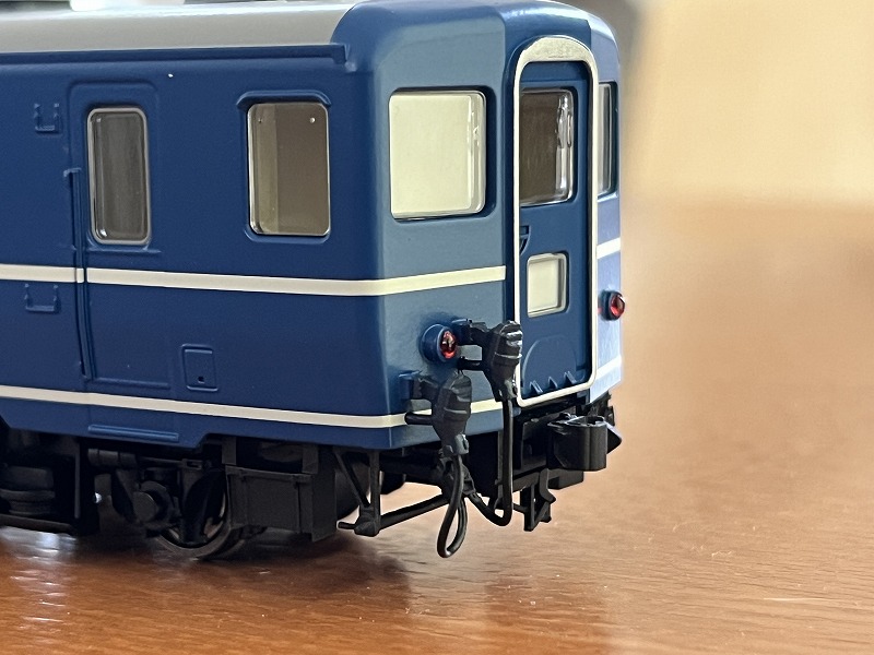 aragane_railway's tweet photo. φ0.7でそれぞれの凹み部分を深めに穴あけ。
アドラーズネストさんのφ0.65リード線を3cm程度で切って、車体側のパーツ(ジャンパ栓？)に接着。

続いて、リード線の長さを調整し、形を整えながら車端パーツ側に差し込んで完成です。
接着しちゃうと外せなくなるので、この辺りはそれぞれの考え方で…。 https://t.co/Ur1oT0BvfQ