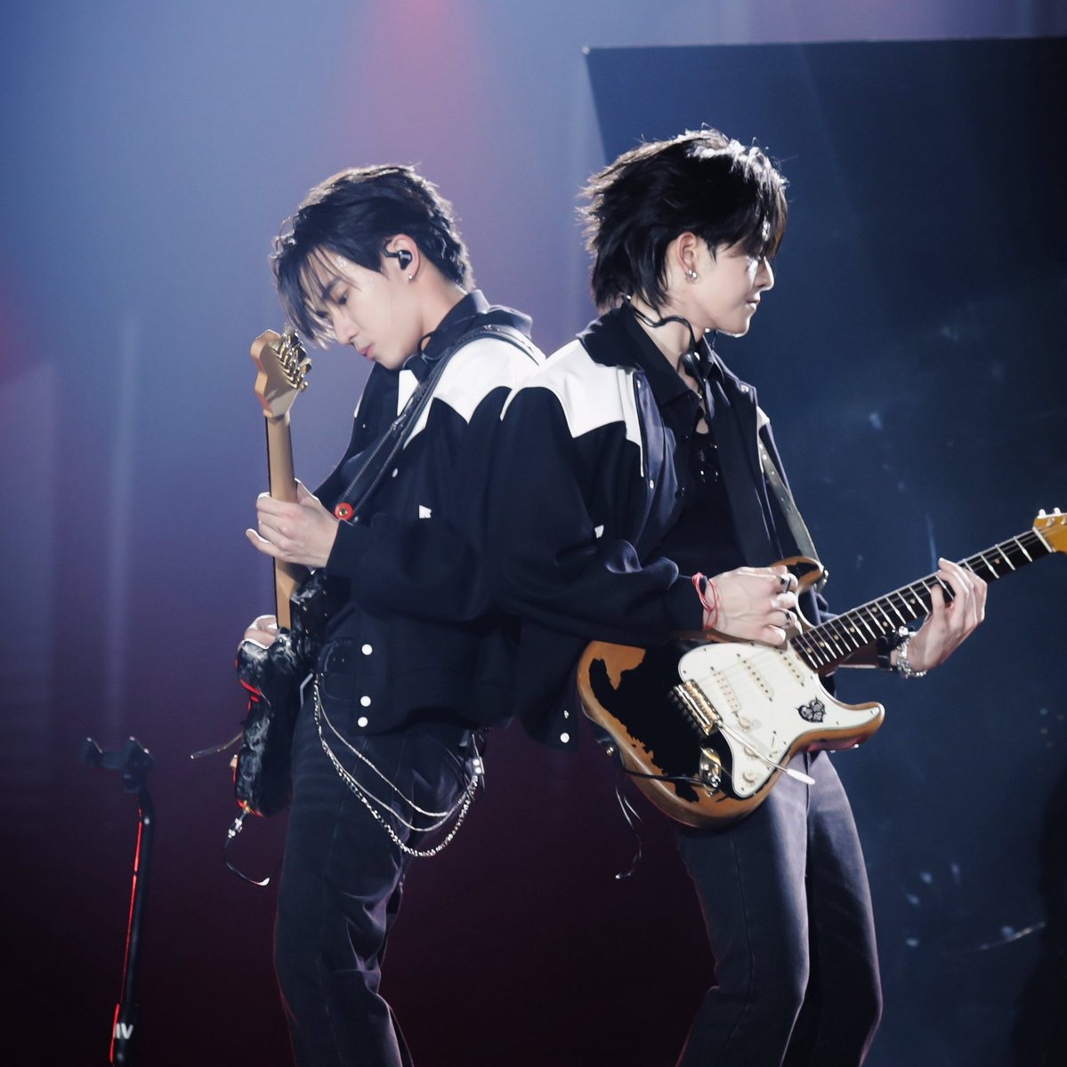 KissedByPerth's tweet photo. Omg D-3 to #DevilsKissConcert, can't wait to see the amazing performance from this amazing couple 🥺🖤🤍

WE ARE LITTLE DEVIL 

#เดวิลจิ๋วของเพิร์ธแซนต้า
#PerthTanapon #Santapp
#PerthSanta #เพิร์ธแซนต้า https://t.co/9XcHzAKRPh