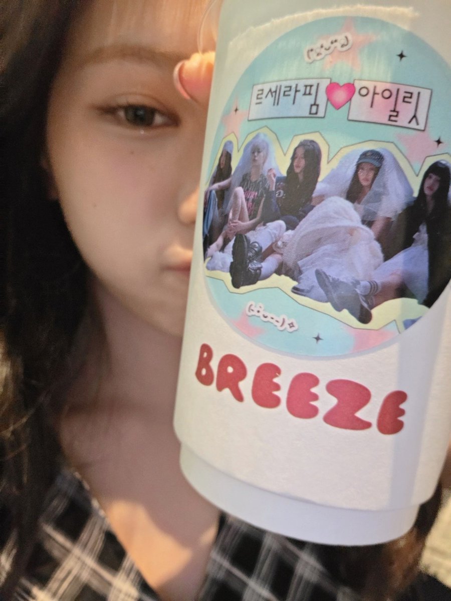 archivedkcw's tweet photo. chaewon's selfie with the drink that the illit members gifted before day 1 incheon concert 🥰 https://t.co/uDO79DQBL6